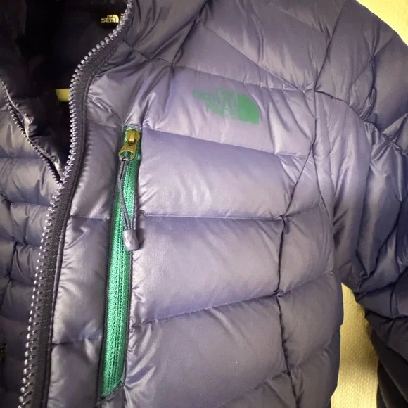 The North Face Women's Vibrant Blue Puffer Jacket - Picture 12 of 15